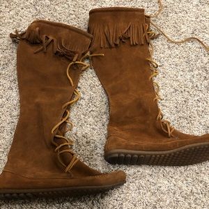 Minnetonka Size 8.5 Suede Moc Boot